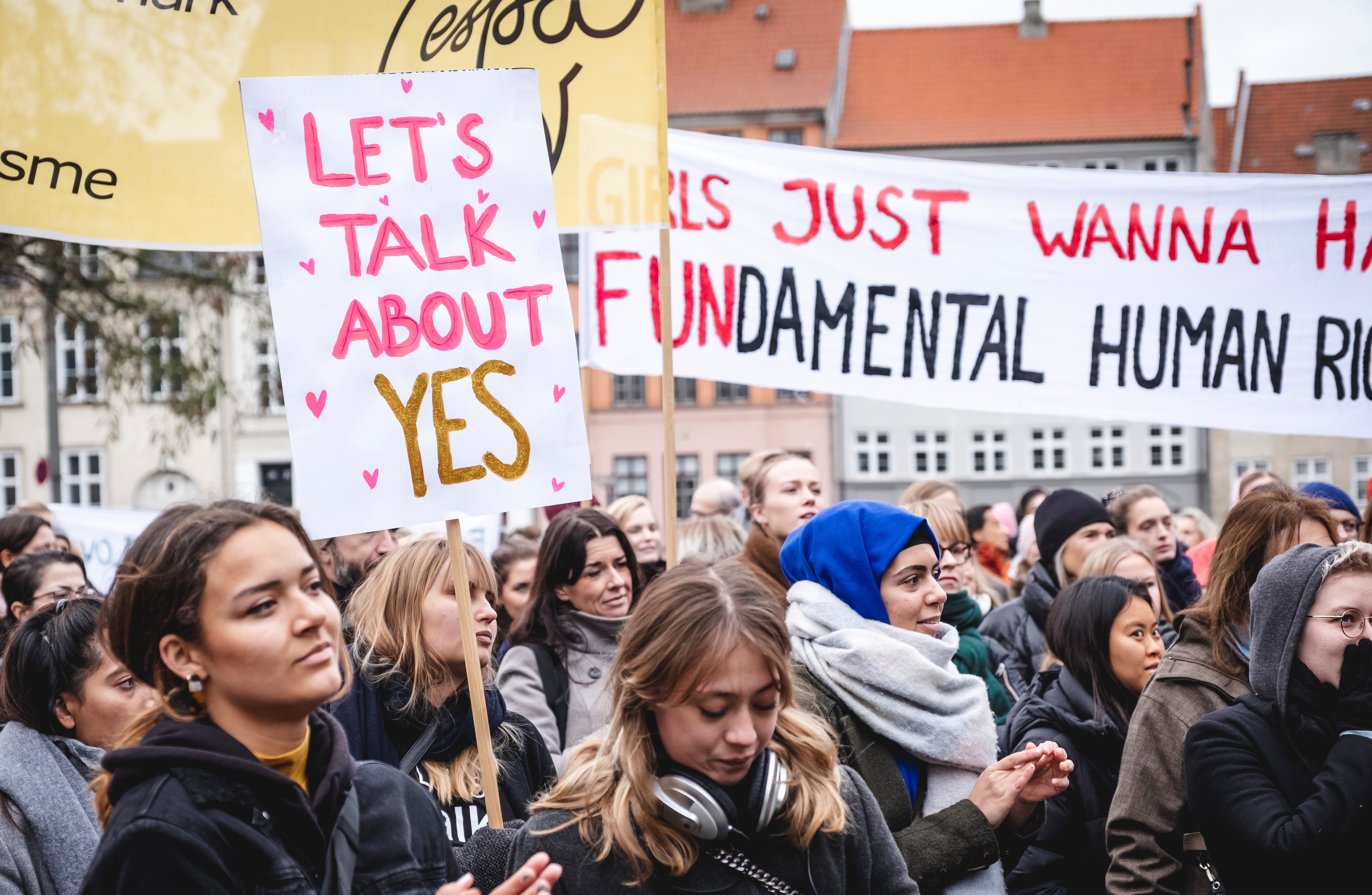 unge kvinner med tekstplakater i markering for samtykkelov i Danmark