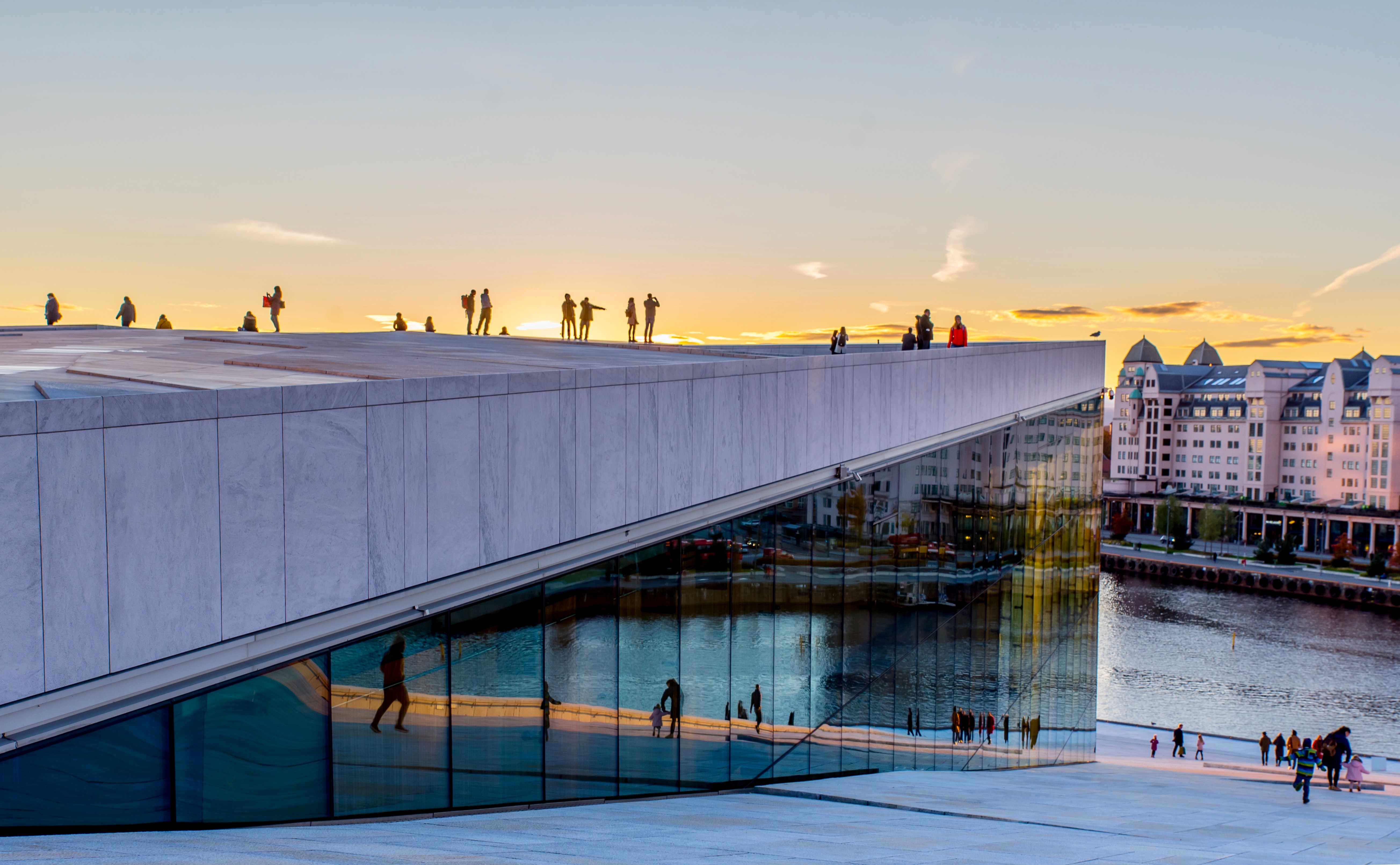 Bilde av Oslo og operaen i solnedgang.