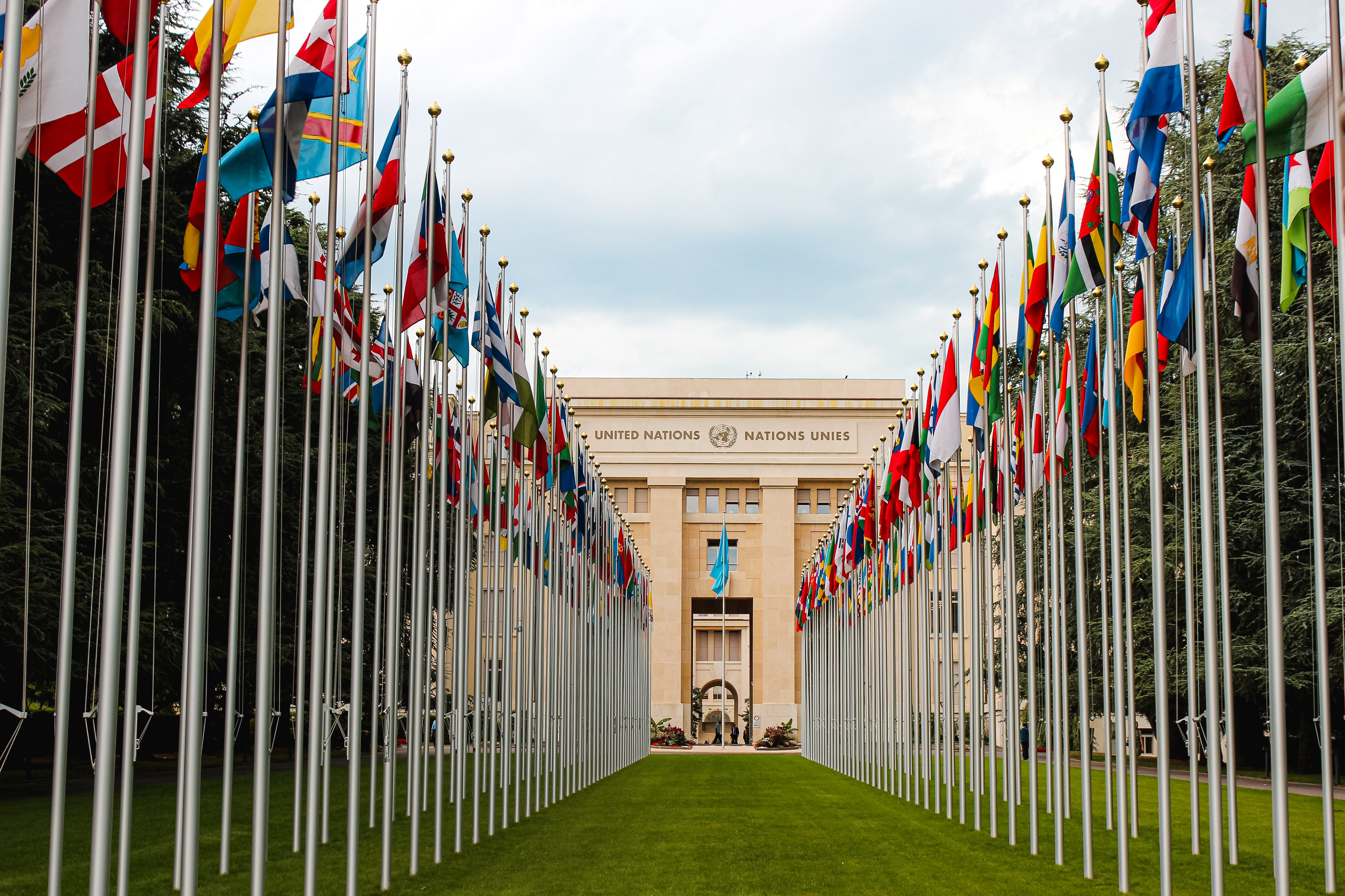 Verdens flagg utenfor FN-bygningen i Geneve